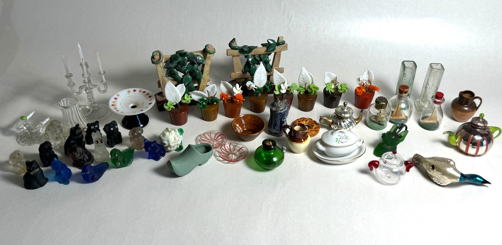 Mixed Lot of Miniature Doll House Glass Accessories: This is a wonderful lot of glass accessories. Some handmade, possibly venetian. Very good condition overall.