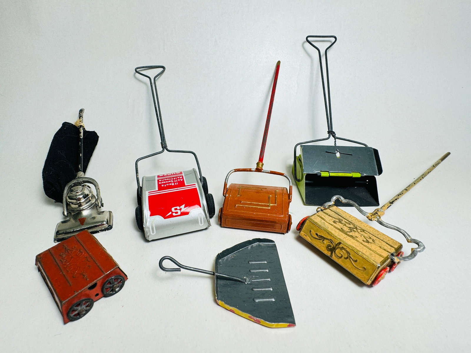 Vintage Dollhouse Miniature Vacuums Floor Dusters: This is an utterly incredible lot. Comes with everything shown