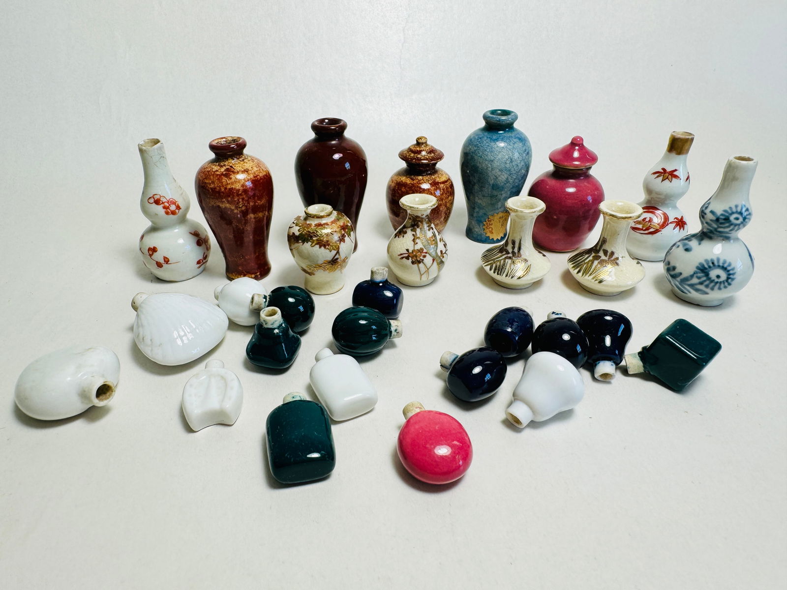 Vintage Dollhouse Miniature Lot of Asian Porcelain & Ceramic: This is an very nice lot with an extensive array of finely detailed articles. Made of ceramic.