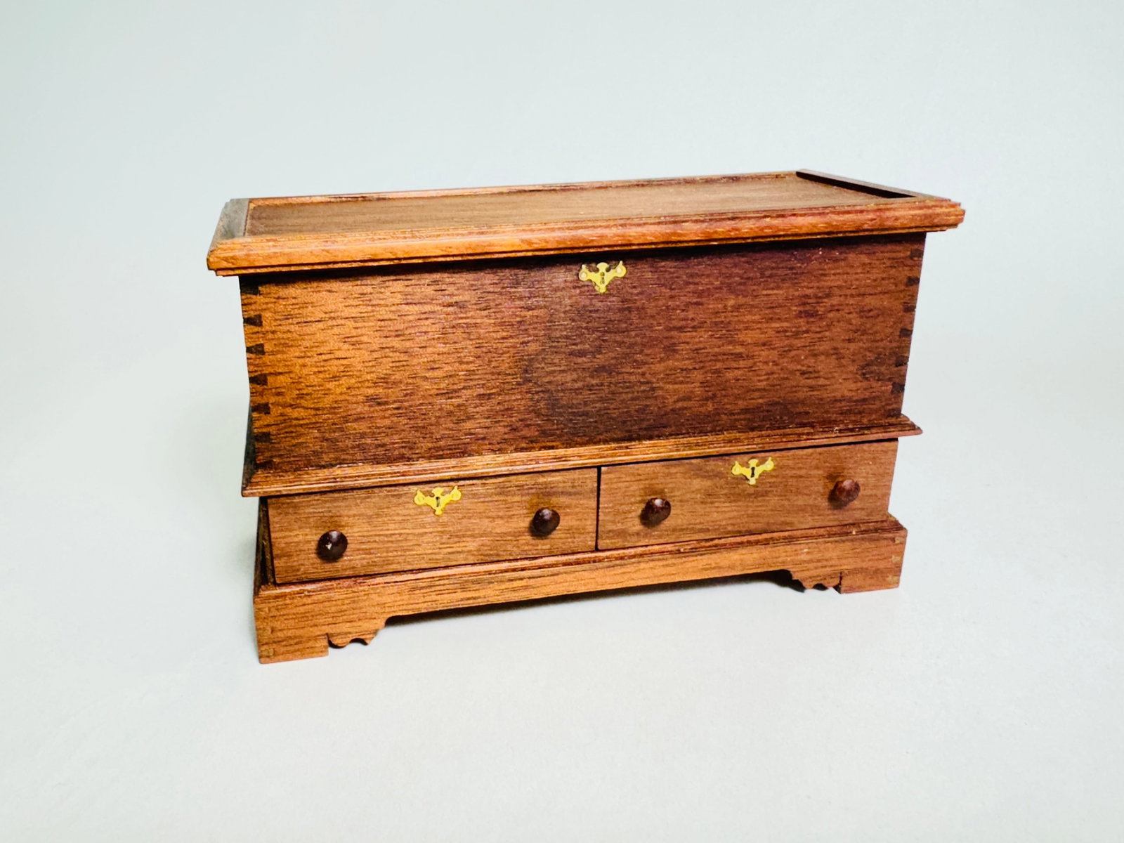 Vintage Handmade Dollhouse Furniture Signed Alan Thede Trunk: This is an very nice lot with an extensive array of finely detailed articles.