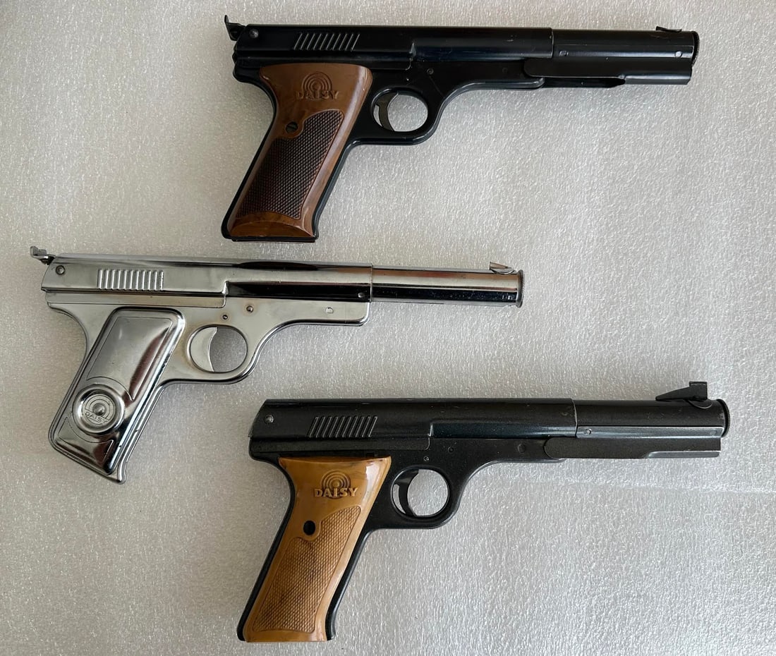 Lot of 3 Daisy Targeteer and Target Special BB Pellet Gun Air Pistols: Lot of 3 Daisy Targeteer and Target Special BB Pellet Gun Air Pistols...One is missing the site. the other two are very nice.