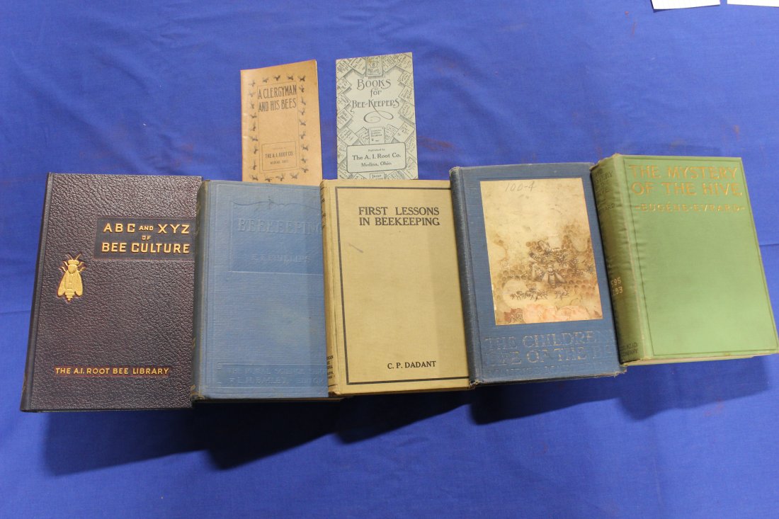 7 pc Group of Antique and Vintage Bee Keeping Books and Pamphlets (1 of 8)