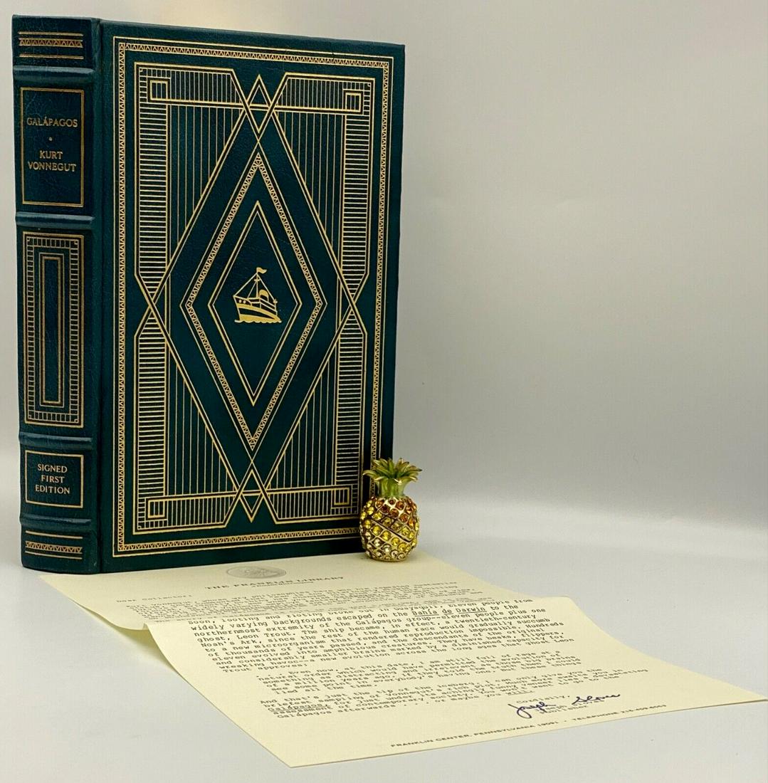 1985 Novel Galapagos Kurt Vonnegut Franklin Library: This is the first edition of Galapagos, a novel by H.G. Wells with a frontispiece by Anita Kunz. This edition was published by the Franklin Library in 1985. Lot in great condition, but has only some a