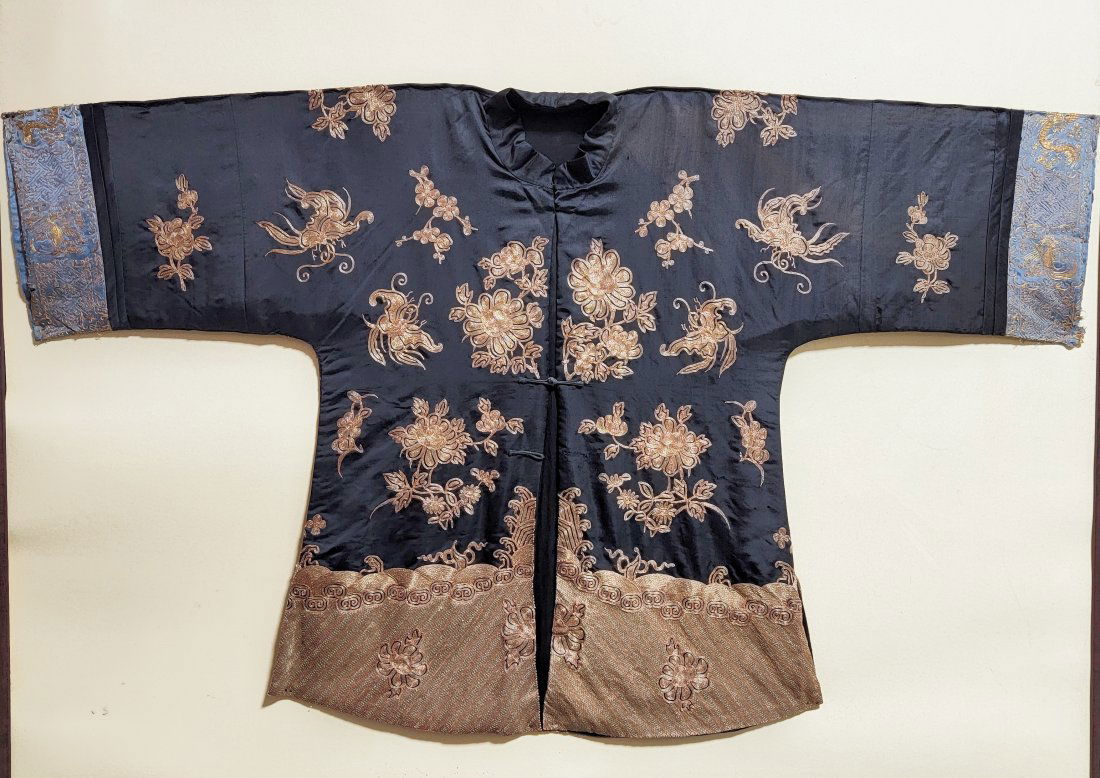 Chinese Antique  Ladies'  Robe/清代刺繡女上裝 (1 of 10)