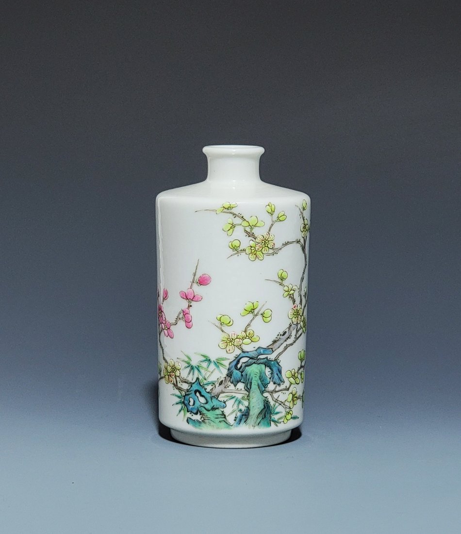 Chinese Antique Plum Vase/清代粉彩梅瓶: Chinese antique plum vaseï¼Œpine/bamboo/plum bossom pattern. Qing dynasty 19th C. H:10.8 CM.清代粉彩梅瓶，山石鬆竹梅紋&