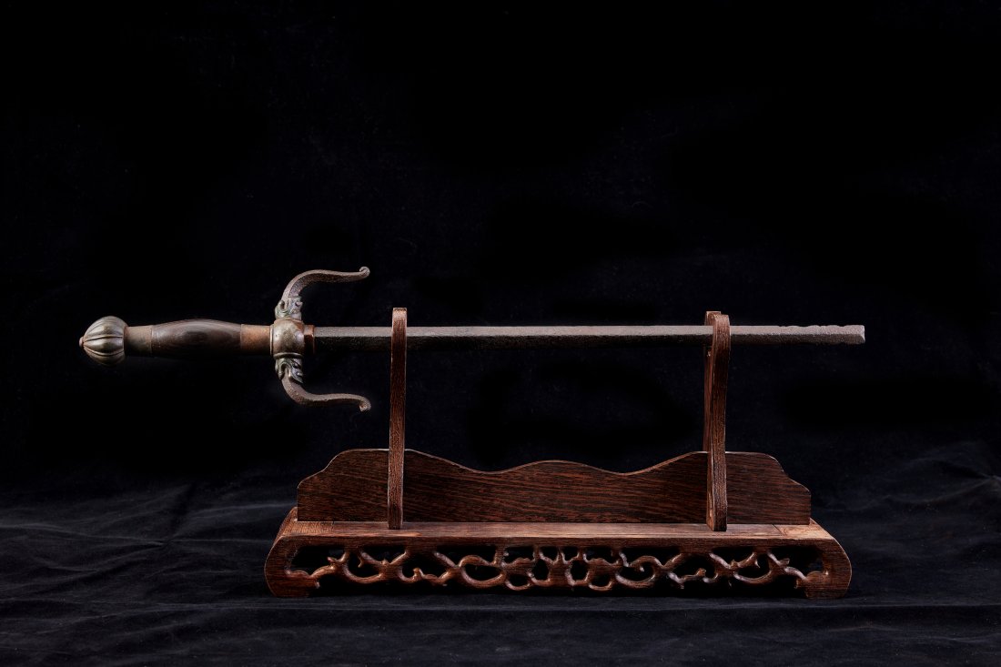 A Ming Dynasty Jitte/明代龍吞山字鐧: A Ming dynasty jitte, 17th, with two dragons decorated handguards, and a big bronze counterweight all in the bottom. It was usually by ancient official captor. Full length: 56 cm.