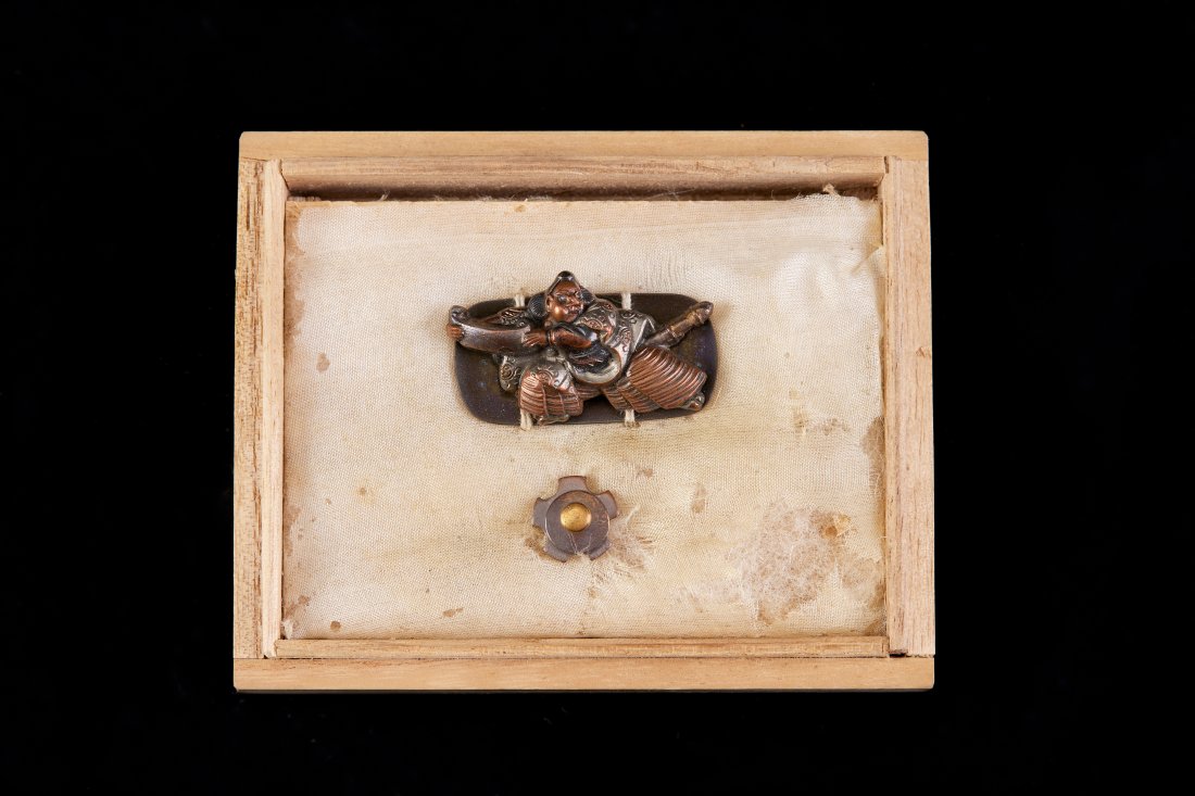 A Meiji Period Buckle Decoration/明治時期赤銅包扣: A Japanese Meiji period buckle decoration, warrior style. 3.5 x 2 cm