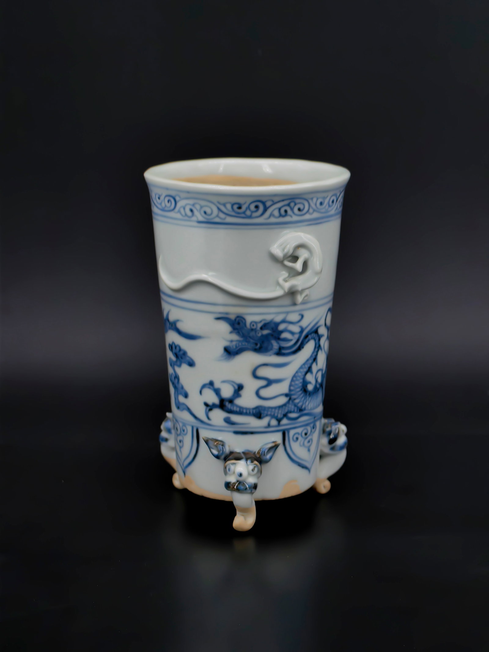 A Blue and White Tripod Censer: This is an exquisite blue and white "Cloud Dragon" cylindrical censer, dating to the Late Qing Dynasty or Early Republic period (late 19th to early 20th century). The vessel features a straight body