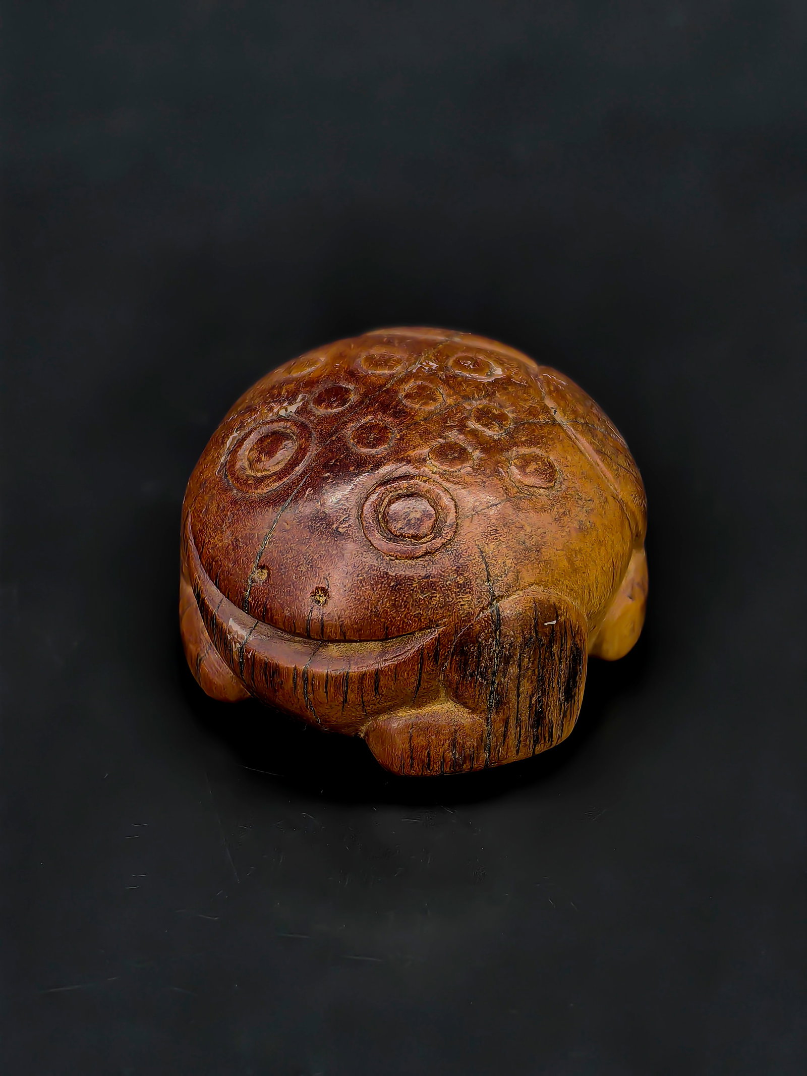 A Boxwood Toad-shaped carving,Qing Dynasty: This is an exquisite toad-shaped wood carving (hand-held piece), measuring approximately 3 cm. Crafted from a dark, dense hardwood.