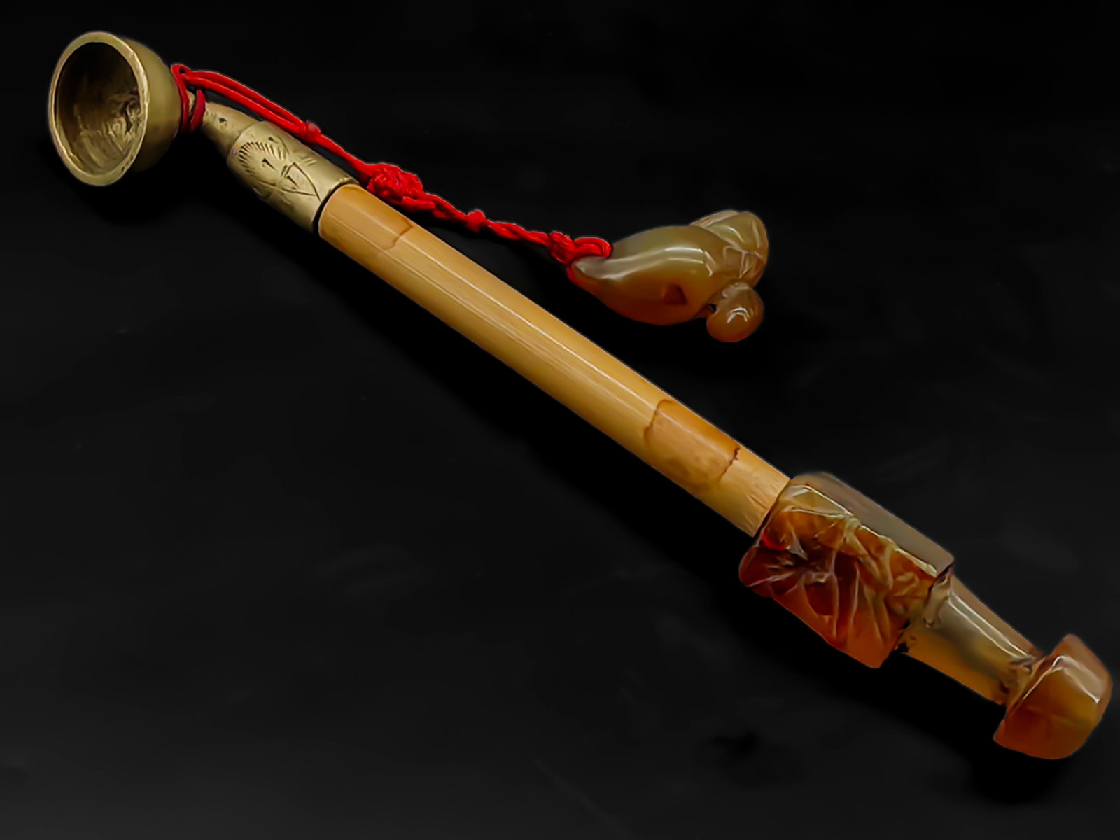 An Antique Chinese Tobacco Pipe: This is an exquisite traditional Chinese tobacco pipe, measuring approximately 16 cm in length. It features a mouthpiece finely carved from natural agate, showcasing a smooth texture with beautiful