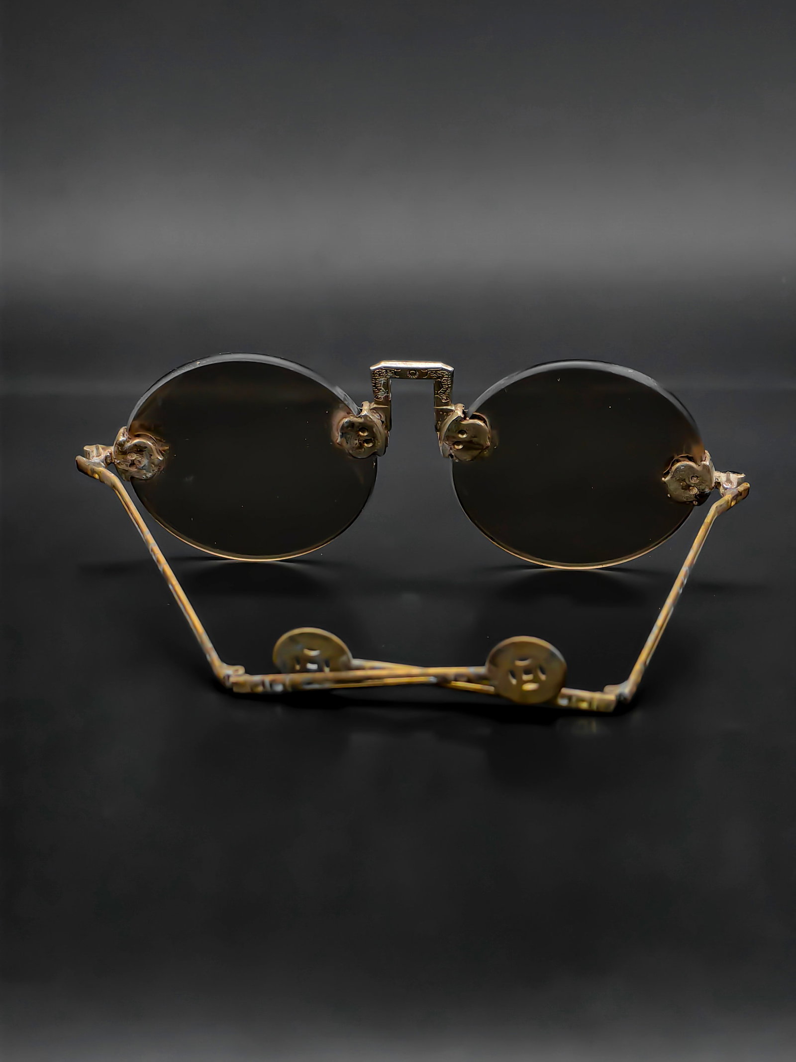 An Antique Chinese Sunglasses,Republic Period: This is a pair of antique Chinese sunglasses from the late Qing Dynasty to the Republic of China era, measuring approximately 14.5 cm in width. The round lenses are meticulously crafted from natural s