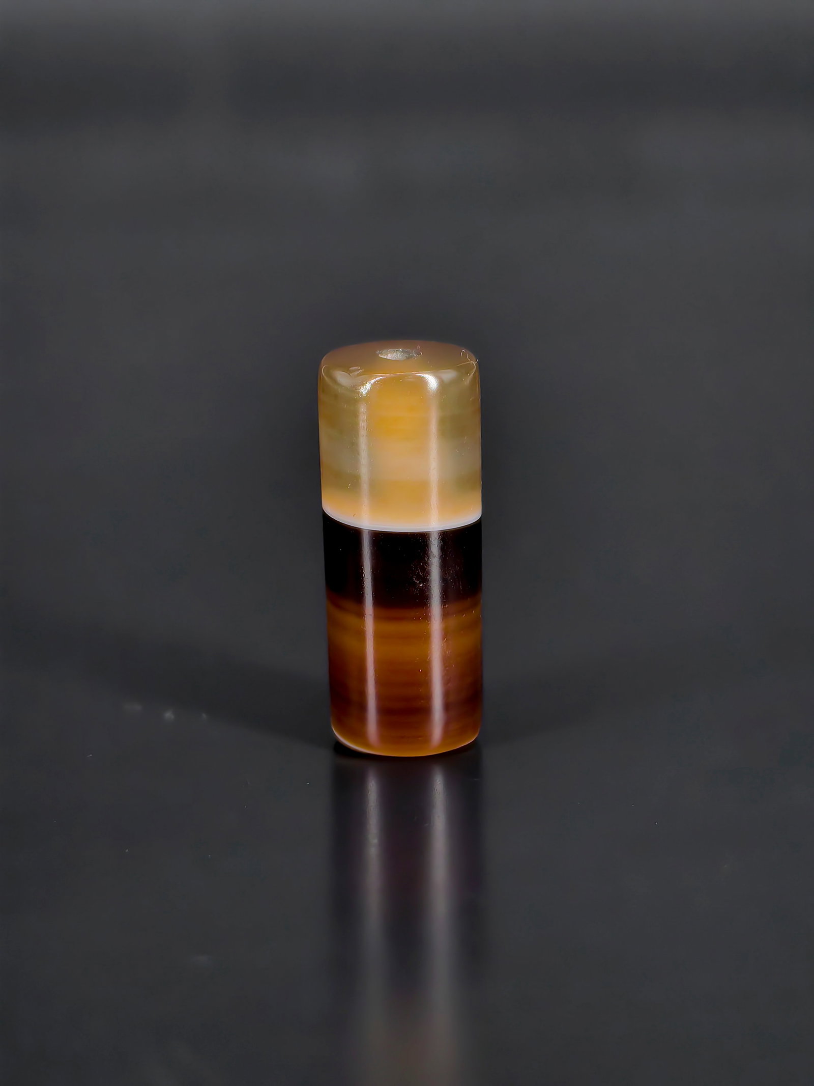 An Ancient Chinese Agate Bead: This is an exquisite ancient layered agate bead (Lezi), dating back to the early antiquity period. Measuring approximately 2.8 cm in length, it boasts a well-proportioned cylindrical form with smooth 