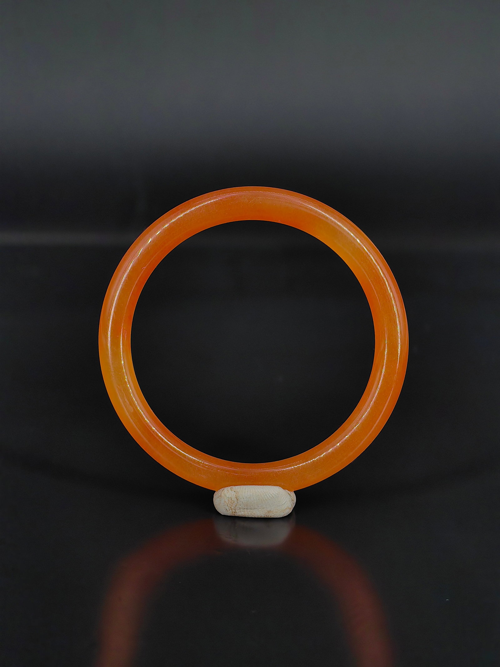 An Antique Agate Bagel: A classic orange-red agate round-bar bangle,featuring a rich,warm, and vibrant hue with a well-distributed color.Appearance & Texture: The bangle is finely polished with a smooth, round shape and a