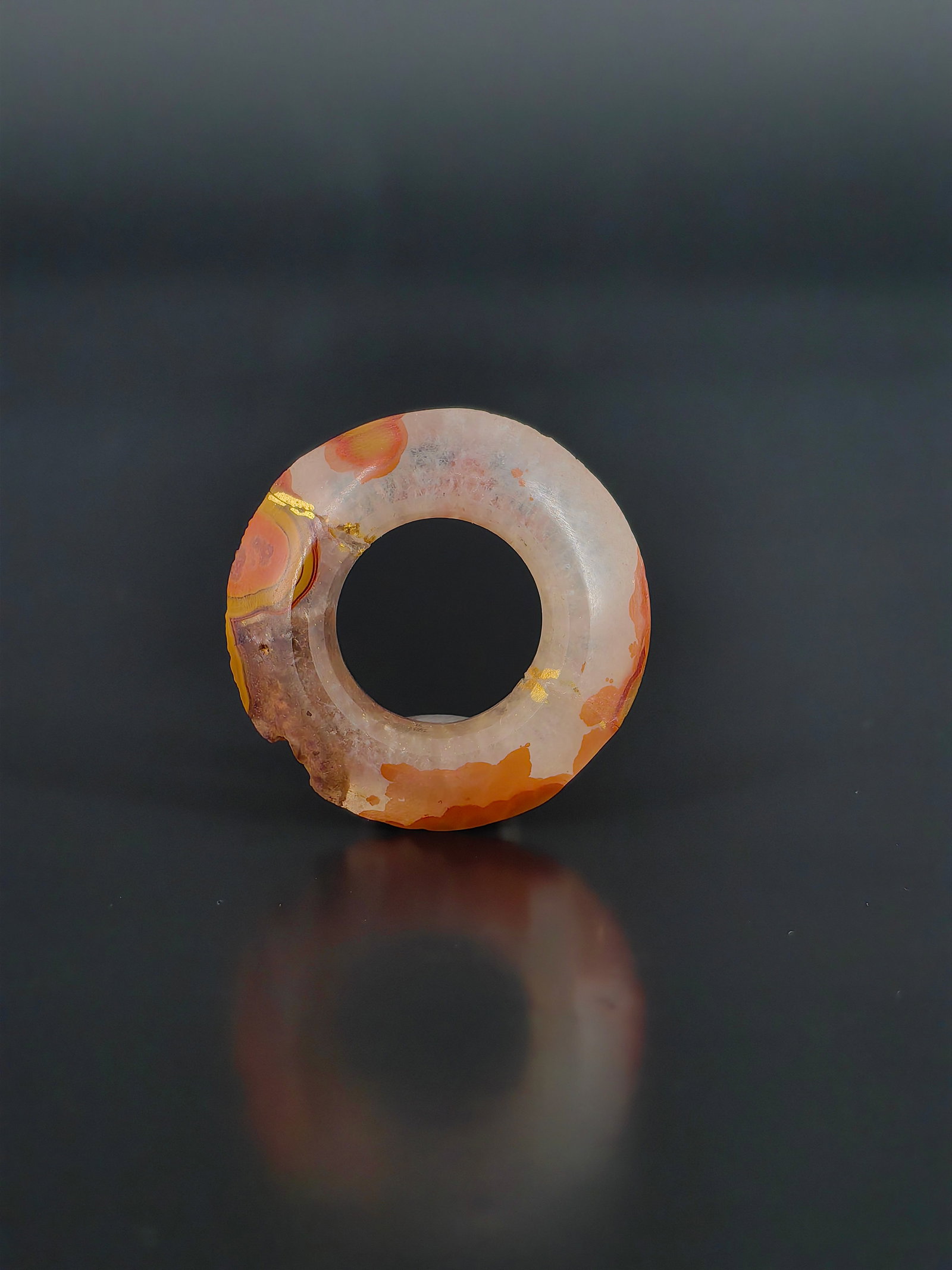A Qing Dynasty Agate Ring: This is a precious Qing Dynasty Nanhong/Zhanguohong agate ring. Measuring roughly 5.5 cm in outer diameter, it features a fine, warm texture with naturally intertwined white, red, and yellow banded