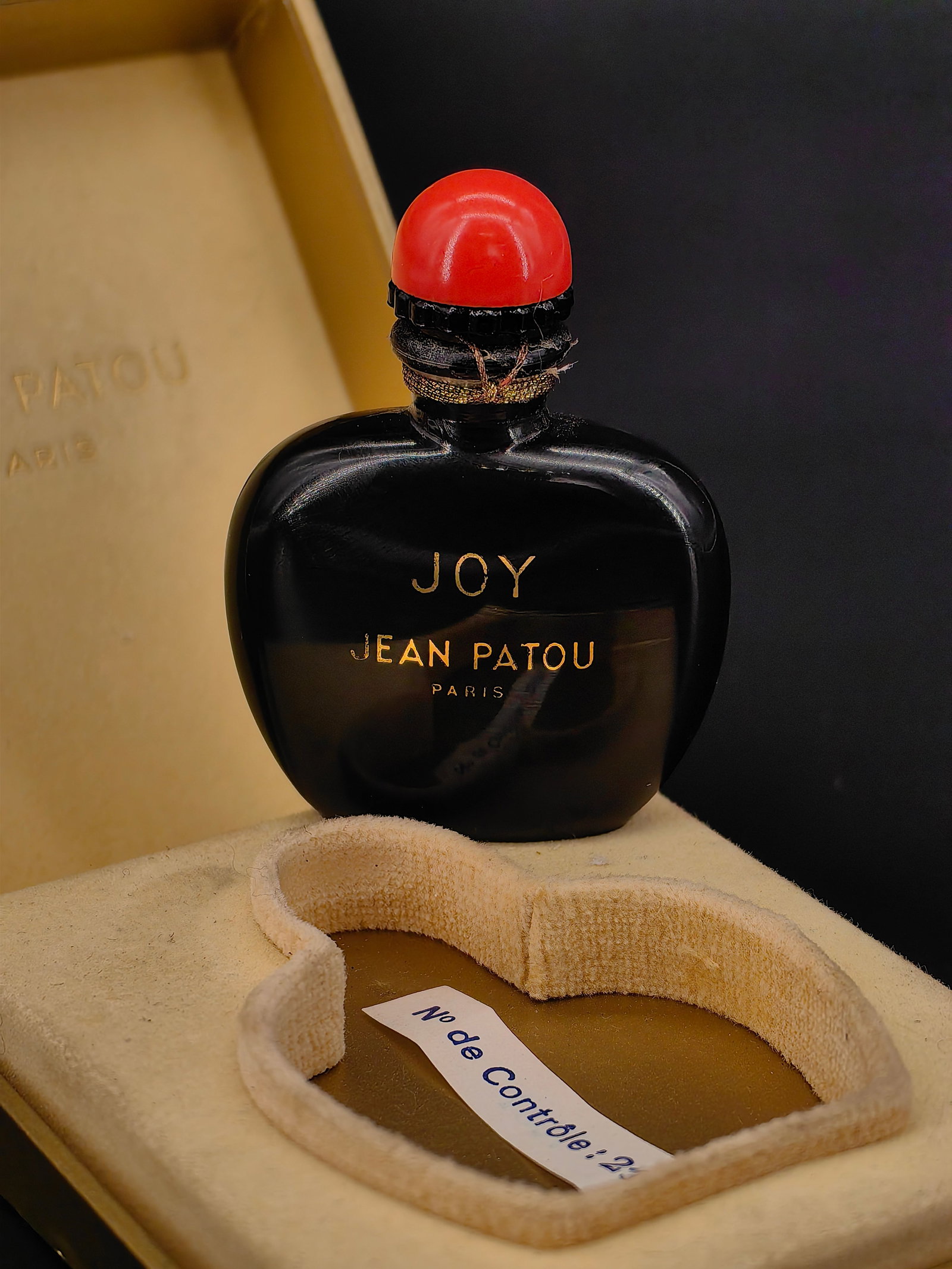 A Rare Vintage Perfume Bottle (1 of 7)