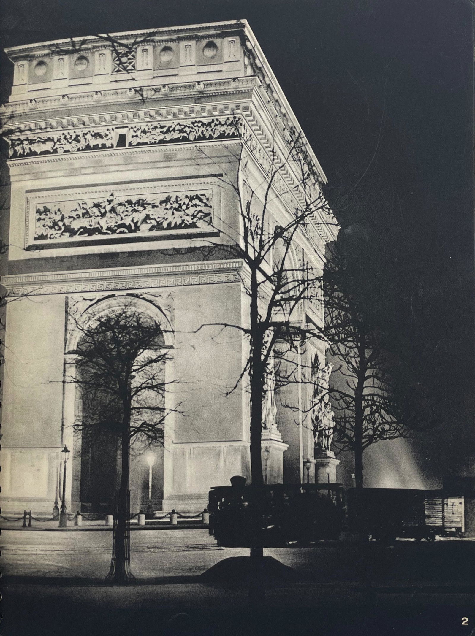 MORAND (Paul).: Paris de nuit. Paris, Arts et metiers graphiques, 1933. In-4, cartonnage rouge, couverture. Edition originale de cet ouvrage de Paul Morand, illustree de 60 photographies inedites par Brassai, imprime