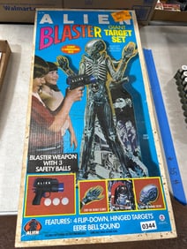 Alien Blaster Giant Target Set by HG Toys
