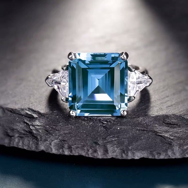 925 Silver Topaz Ring: 925 Silver Topaz Ring ****** Metal: 925 Silver / Main Stone: Topaz / Color: Blue / Diameter 17mm