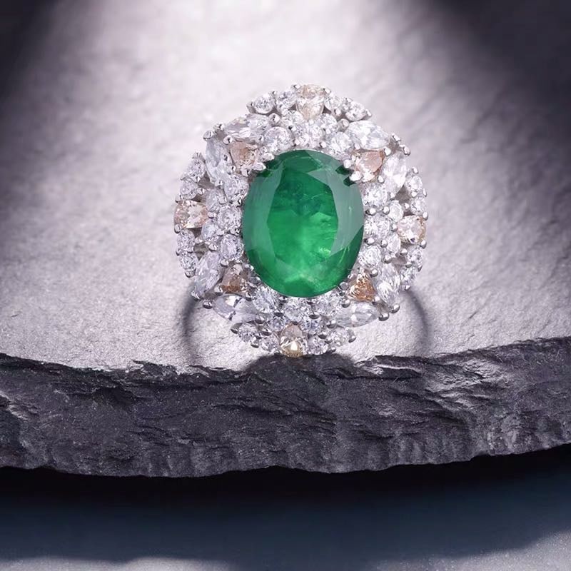 925 Silver Emerald Ring: 925 Silver Emerald Ring ****** Metal: 925 Silver / Main Stone: Emerald / Color: Green / Main Stone Size: 10*12mm / Size: 18*20mm