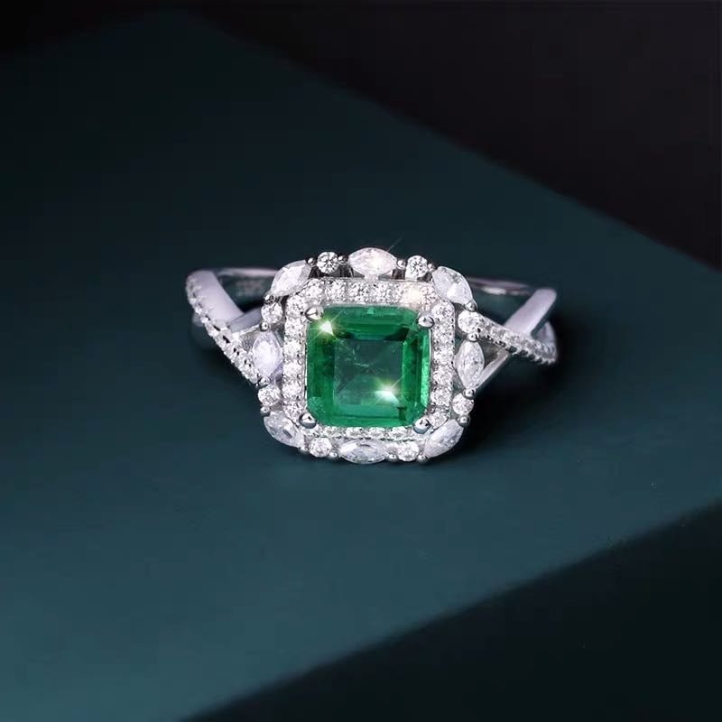 925 Silver Emerald Ring: 925 Silver Emerald Ring ****** Metal: 925 Silver / Main Stone: Emerald / Color: Green / Diameter 17mm