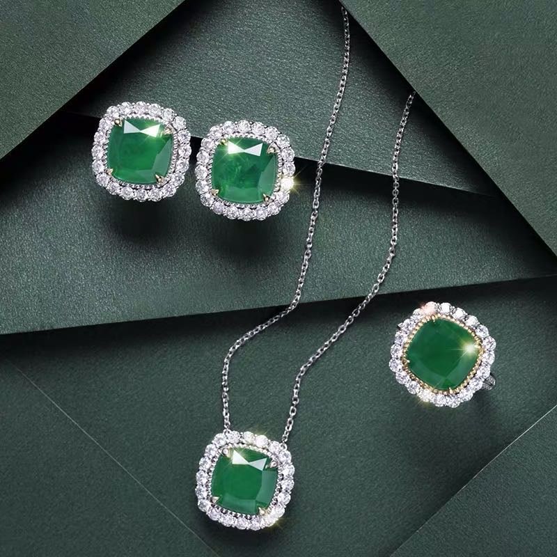 925 Silver Emerald Pendant Earrings and Ring Three-Piece Set: 925 Silver Emerald Pendant Earrings and Ring Three-Piece Set ****** Metal: 925 Silver / Main Stone: Emerald / Color: Green / Pendant Size: 18*18mm / Length : 45cm / Earring Size: 20*20mm / Ring Size: