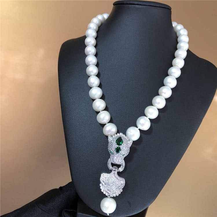 Natural Baroque Pearl Necklace Domineering Pendant: Natural Baroque Pearl Necklace Domineering Pendant ****** Metal: Natural Baroque Pearl / Color: White / Pearl Diameter 14mm, Necklace Length 45mm