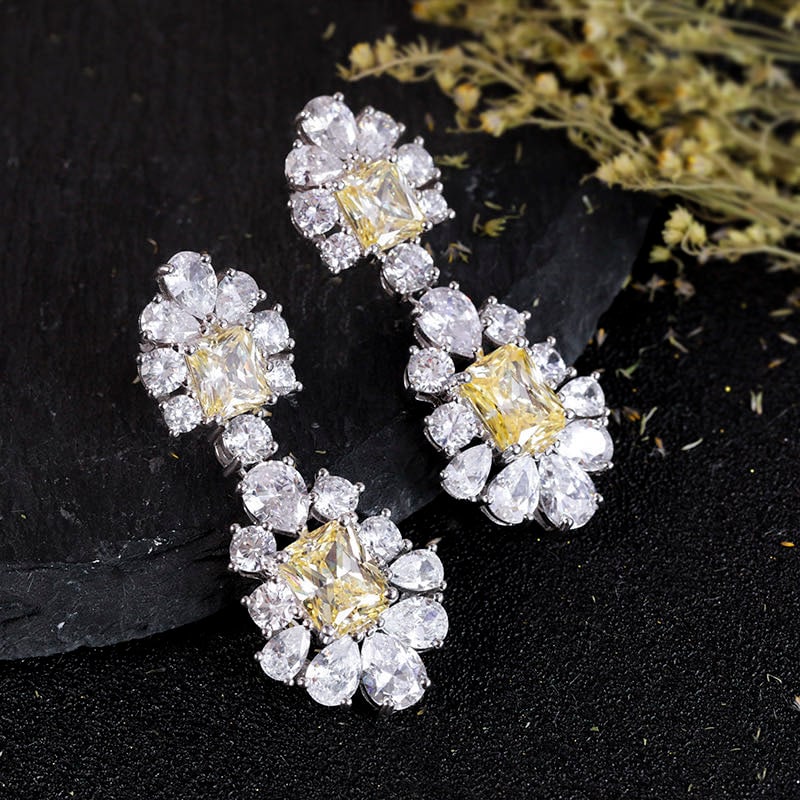 925 Silver Yellow Gem Earrings: 925 Silver Yellow Gem Earrings ****** Metal: 925 Silver / Main Stone: Yellow Gem / Color: Yellow / Earring Size: 20*50mm