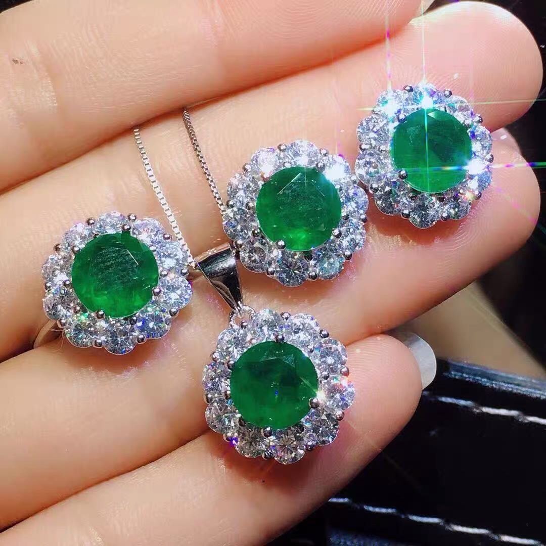 925 Silver Emerald Pendant Earrings and Ring Three-Piece Set: 925 Silver Emerald Pendant Earrings and Ring Three-Piece Set ****** Metal: 925 Silver / Main Stone: Emerald / Color: Green