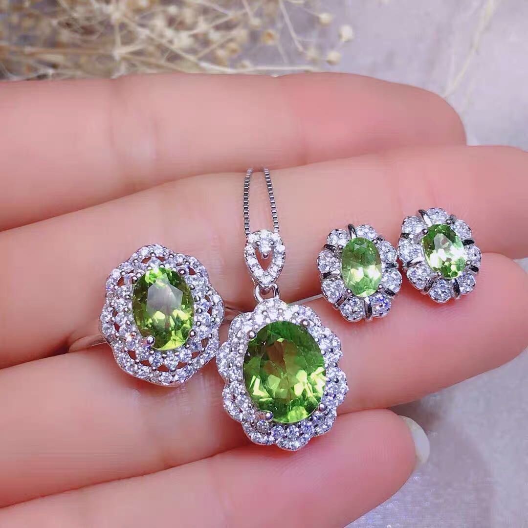 925 Silver Olivine Necklace Earrings and Ring Three-Piece Set: 925 Silver Olivine Necklace Earrings and Ring Three-Piece Set ****** Metal: 925 Silver / Main Stone: Olivine / Color: Green