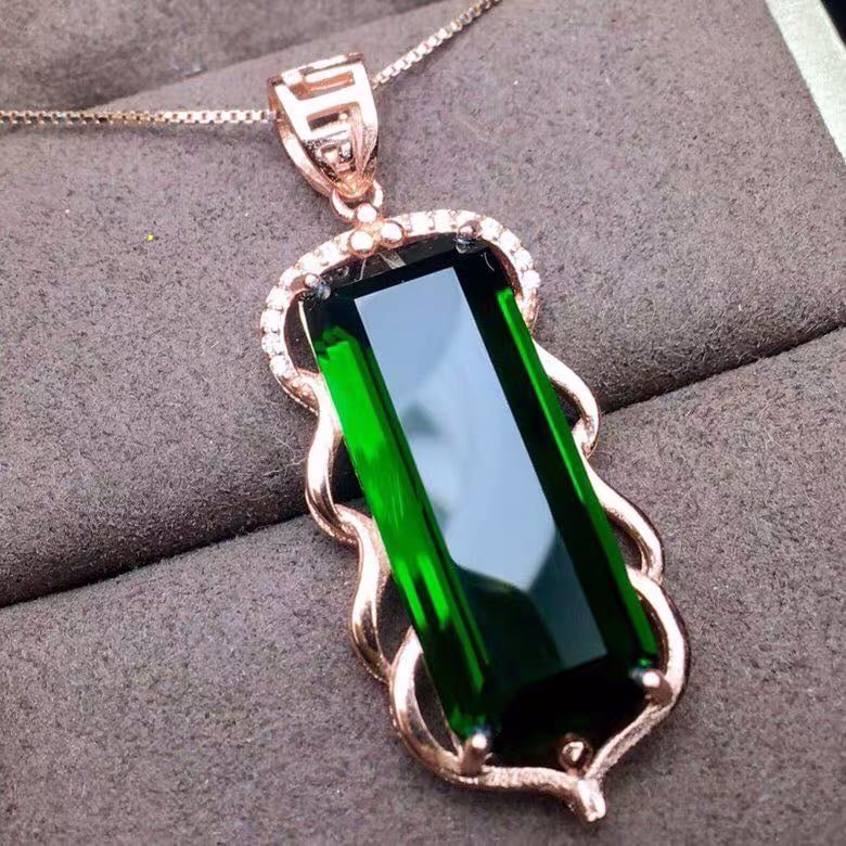 925 Silver Crystal Pendant: 925 Silver Crystal Pendant ****** Metal: 925 Silver / Main Stone: Crystal / Color: Green