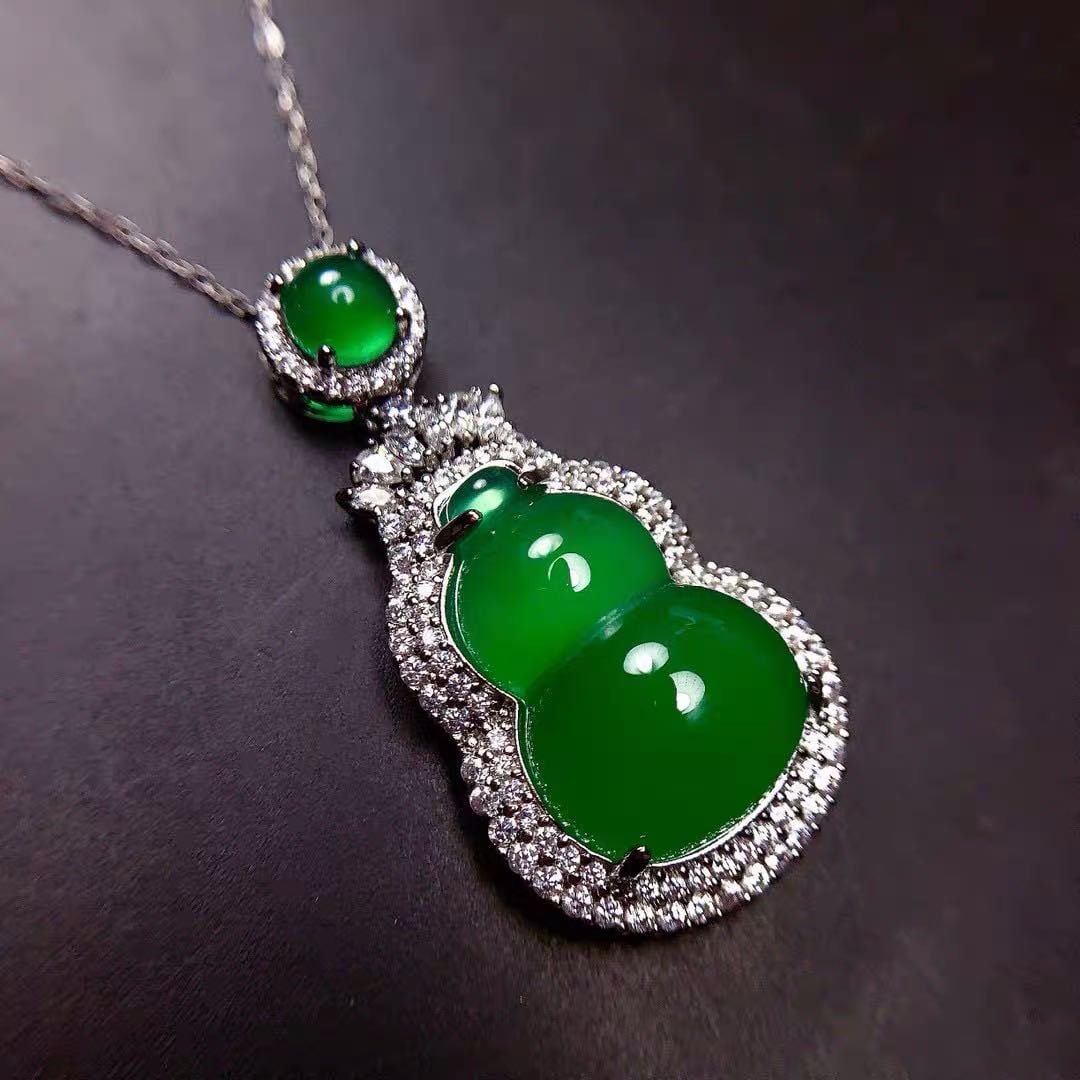 925 Silver Jade Gourd Pendant: 925 Silver Jade Gourd Pendant ****** Metal: 925 Silver / Main Stone: Jade / Color: Green / Main Stone Size: 15*22mm / Pendant Size: 21*43mm