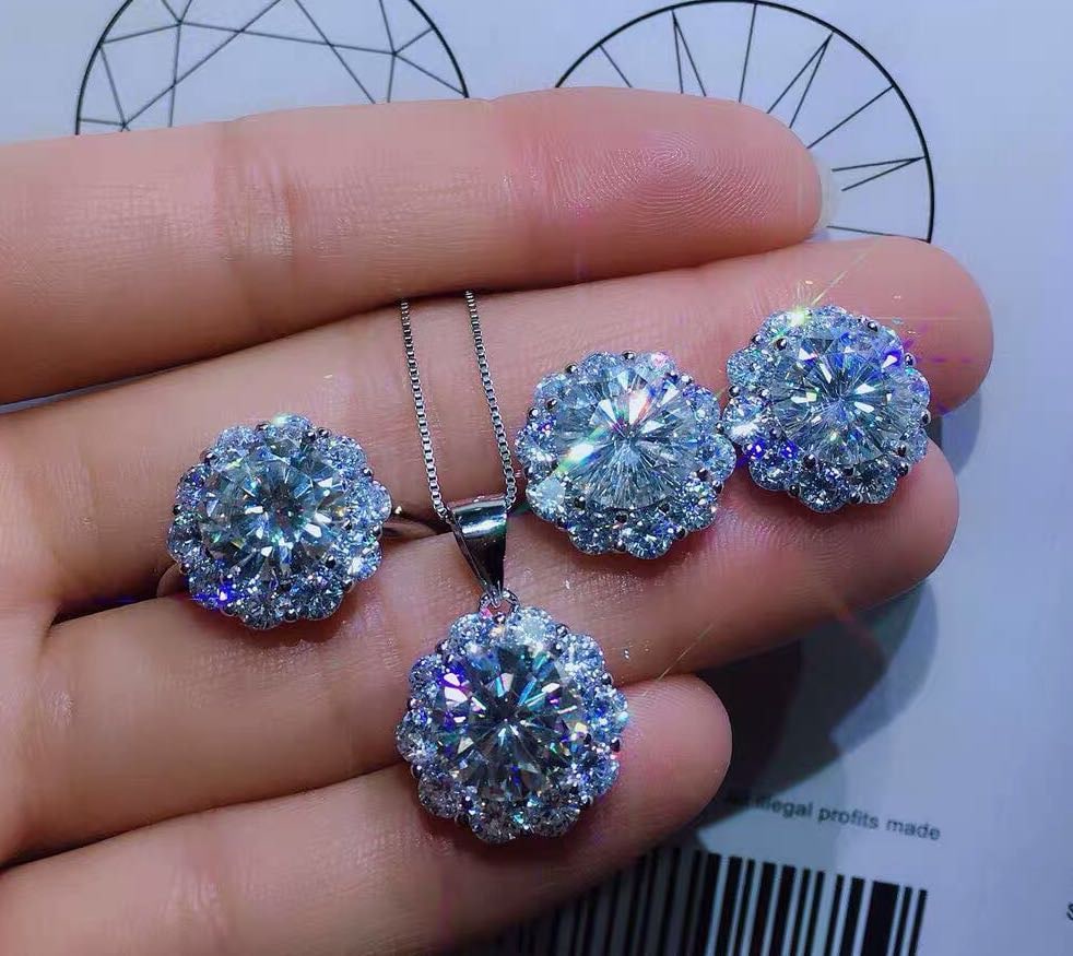 925 Silver Gem Pendant Earrings and Ring Three-Piece Set: 925 Silver Gem Pendant Earrings and Ring Three-Piece Set ****** Metal: 925 Silver / Main Stone: Moissanite