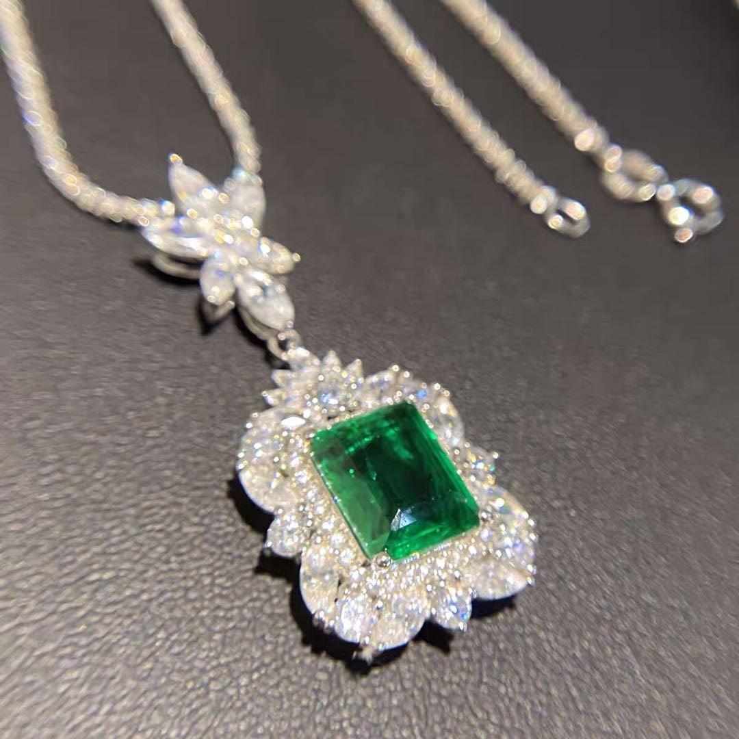 925 Silver Emerald Pendant: 925 Silver Emerald Pendant ****** Metal: 925 Silver / Main Stone: Emerald / Color: Green / Main Stone Size: 9*11mm / Pendant Size: 18*40mm / Length : 45cm