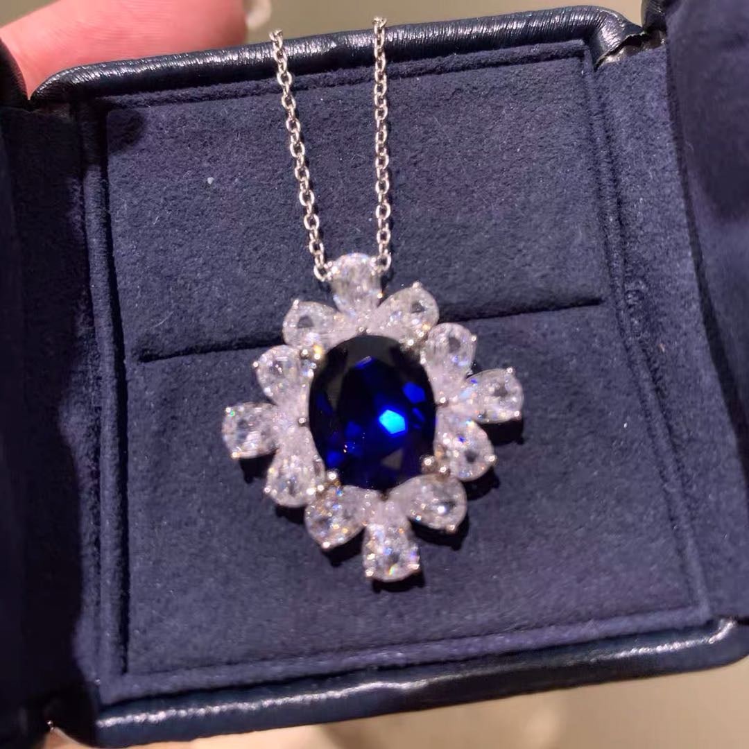 925 Silver 4ct Tanzanite Pendant: 925 Silver 4ct Tanzanite Pendant ****** Metal: 925 Silver / Main Stone: Tanzanite / Color: Blue / Carat Weight: 4 / Pendant Size: 22*25mm / Length : 45cm