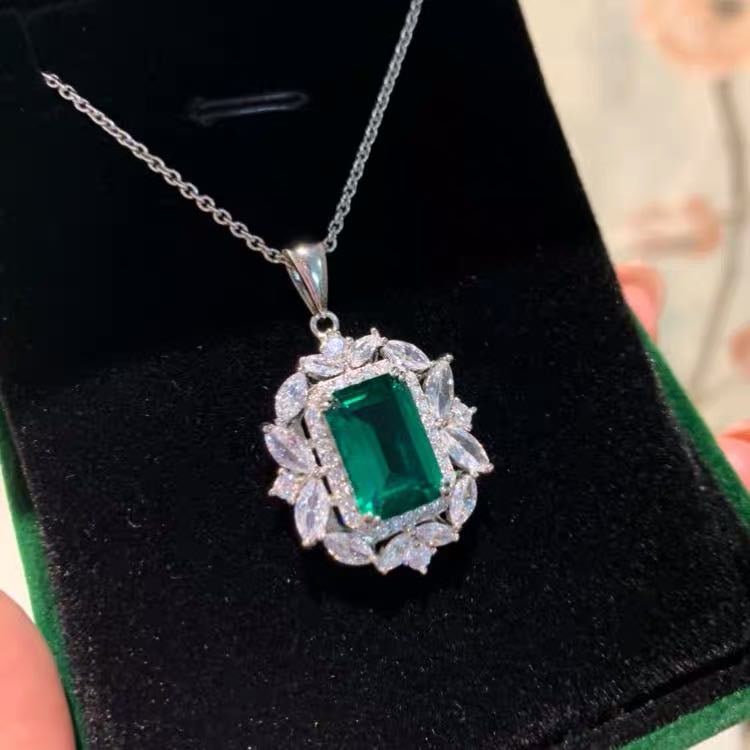 925 Silver Emerald Pendant: 925 Silver Emerald Pendant ****** Metal: 925 Silver / Main Stone: Emerald / Color: Green / Main Stone Size: 9*13mm / Pendant Size: 22*25mm / Length : 40cm