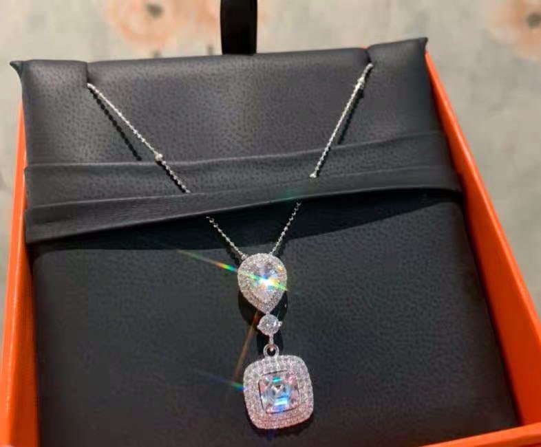 925 Silver Gem Pendant: 925 Silver Gem Pendant ****** Metal: 925 Silver / Main Stone: Gem / Pendant Size: 13*30mm / Length : 40cm