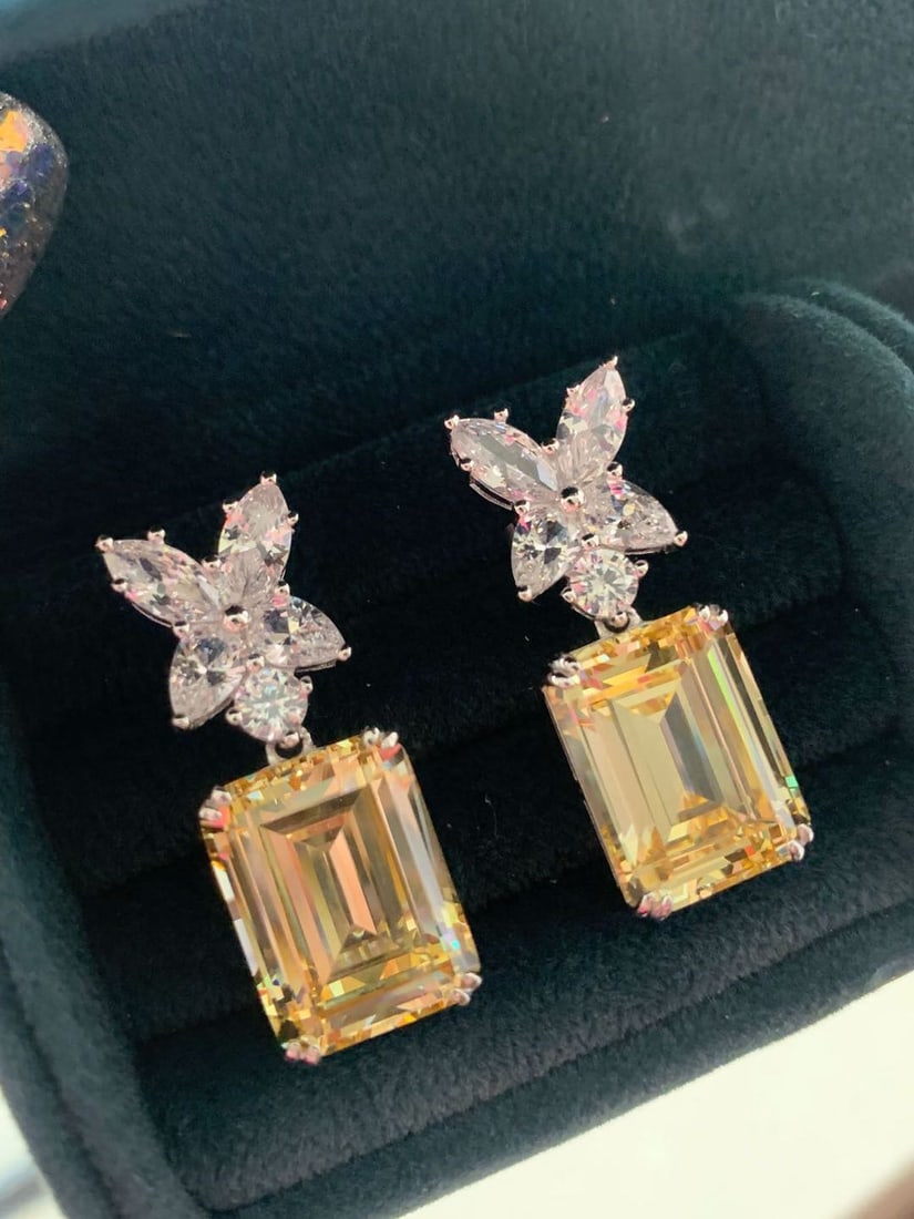 925 Silver Yellow Gem Earrings: 925 Silver Yellow Gem Earrings ****** Metal: 925 Silver / Main Stone: Yellow Gem / Color: Yellow / Earrings Size: 12*30mm