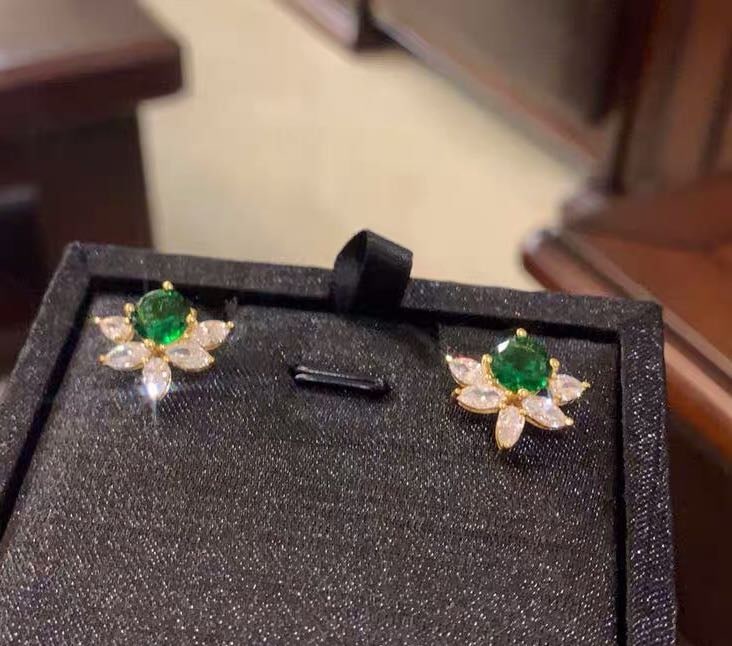 925 Silver Emerald Earrings: 925 Silver Emerald Earrings ****** Metal: 925 Silver / Main Stone: Emerald / Color: Green / Main Stone Size: 6*6mm / Earrings Size: 12*15mm