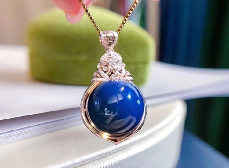 Dominican Blue Amber 925 Silver Pendant: Dominican Blue Amber 925 Silver Pendant ****** Metal: Dominican Amber / Color: Blue / Blue Amber Diameter 18mm