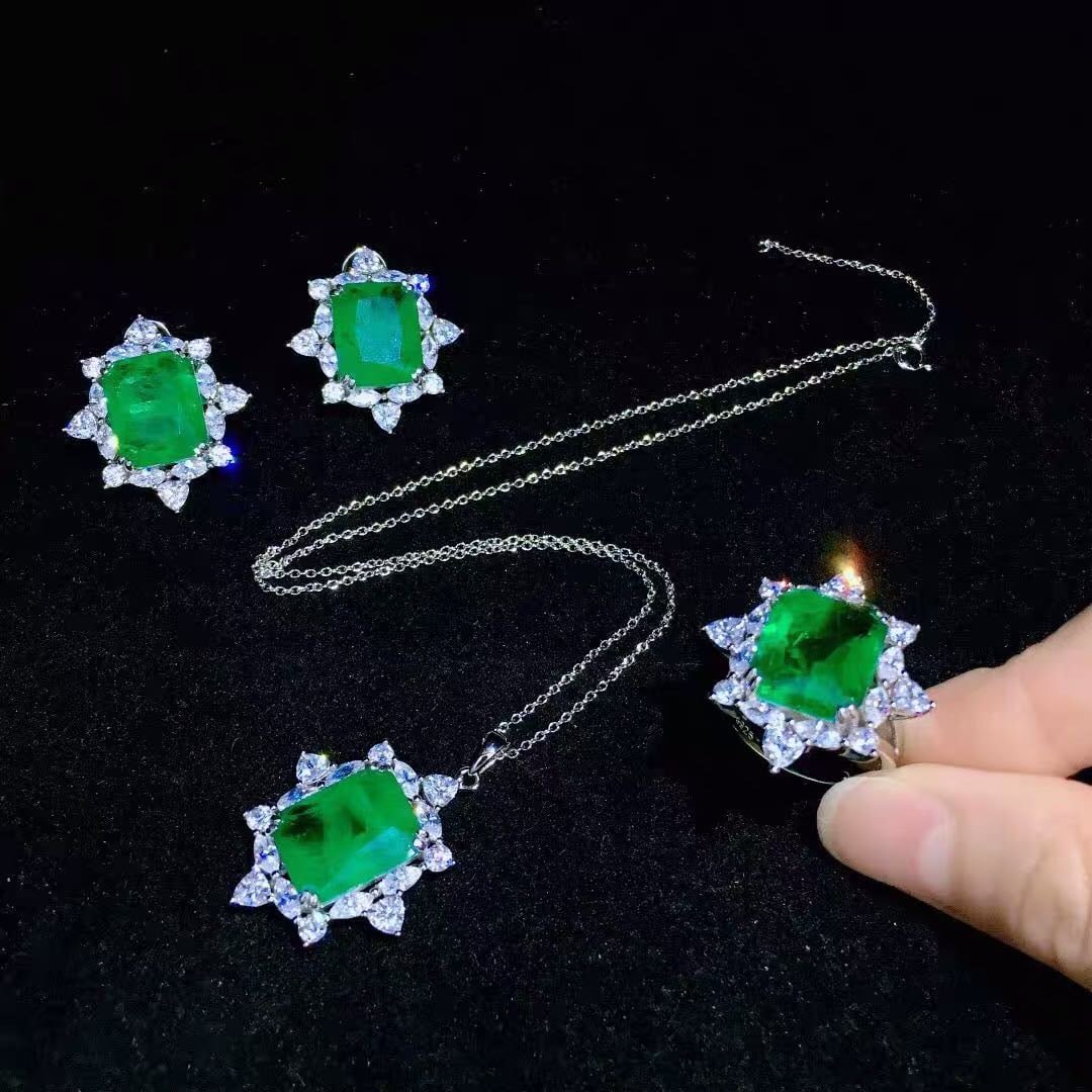 925 Silver Emerald Pendant Earrings and Ring Three-Piece Set: 925 Silver Emerald Pendant Earrings and Ring Three-Piece Set ****** Metal: 925 Silver / Total Item Weight: 25 grams / Main Stone: Emerald / Color: Green