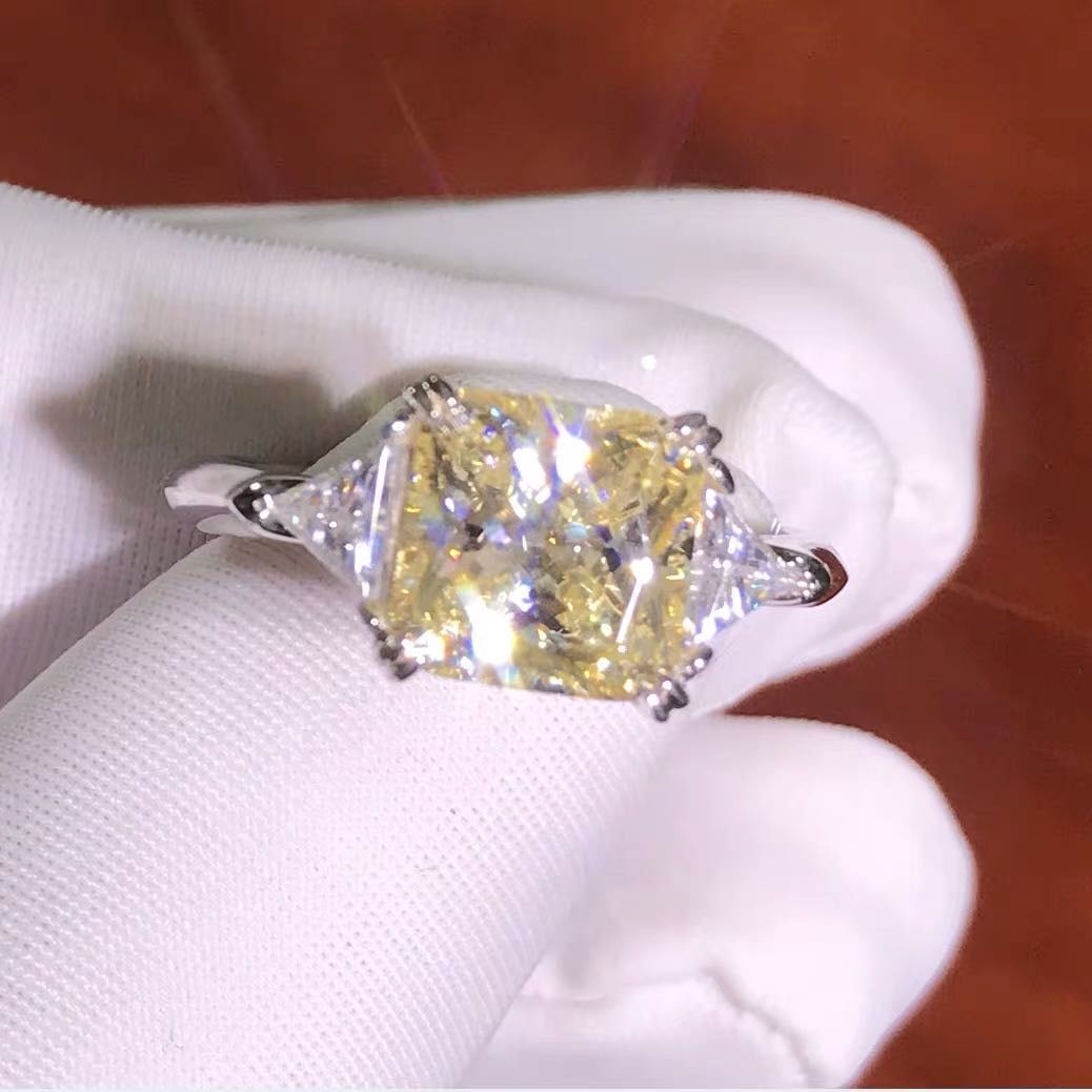 925 Silver 2.5ct Yellow Gem Ring: 925 Silver 2.5ct Yellow Gem Ring ****** Metal: 925 Silver / Main Stone: Yellow Gem / Color: Yellow / Carat Weight: 2.5