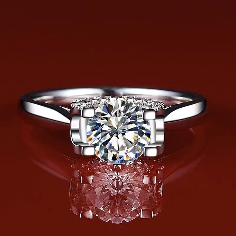 925 Silver 1ct Gem Ring: 925 Silver 1ct Gem Ring ****** Metal: 925 Silver / Main Stone: Moissanite / Carat Weight: 1
