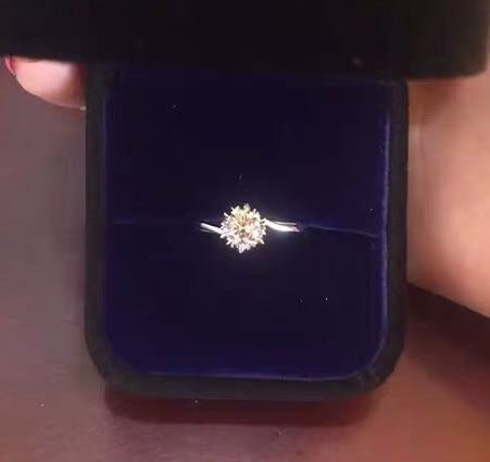 925 Silver 1ct Gem Ring: 925 Silver 1ct Gem Ring ****** Metal: 925 Silver / Main Stone: Moissanite / Carat Weight: 1