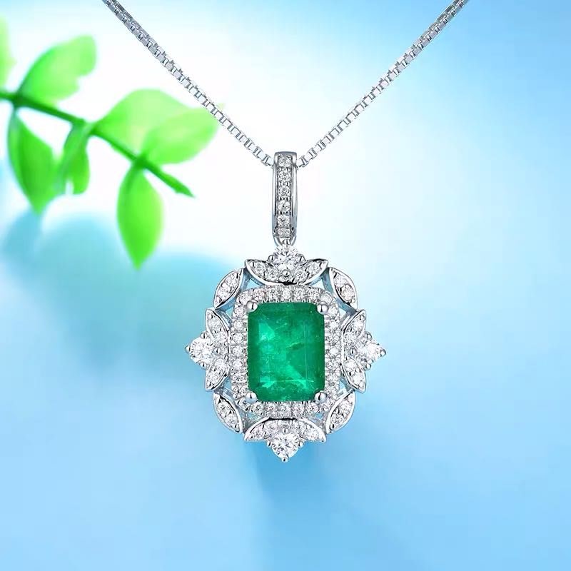 925 Silver 2ct Emerald Necklace: 925 Silver 2ct Emerald Necklace ****** Metal: 925 Silver / Main Stone: Emerald / Color: Green / Carat Weight: 2 / Main Stone Size: 7*9mm / Pendant Size: 18*28mm / Length: 45cm