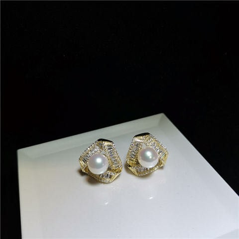 Natural Pearl 925 Silver Earrings: Natural Pearl 925 Silver Earrings ****** Metal: Natural Pearl / Color: White / Pearl Diameter 10mm