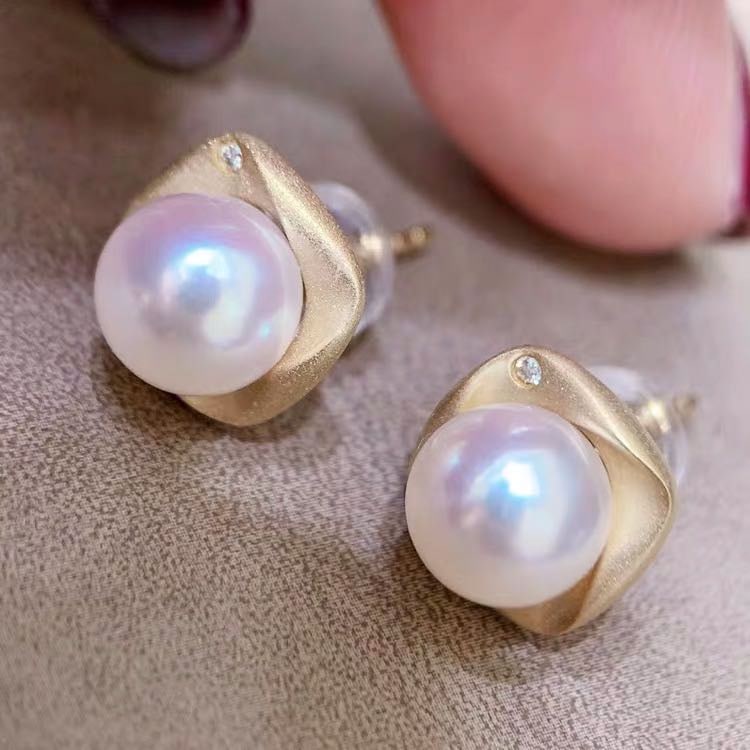 Natural Akoya Pearl 925 Silver Earrings: Natural Akoya Pearl 925 Silver Earrings ****** Metal: Natural Akoya Pearl / Color: Pink / Pearl Diameter 8.5mm