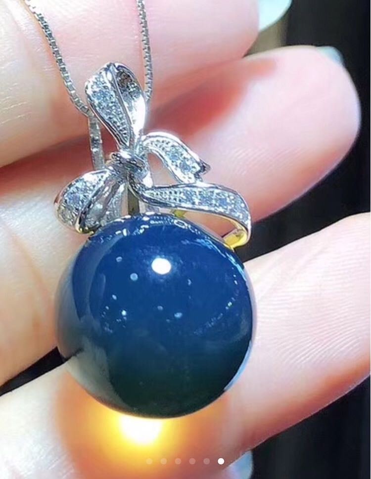 Dominican Blue Amber 925 Silver Pendant: Dominican Blue Amber 925 Silver Pendant ****** Metal: Dominican Amber / Color: Blue / Blue Amber Diameter 16mm