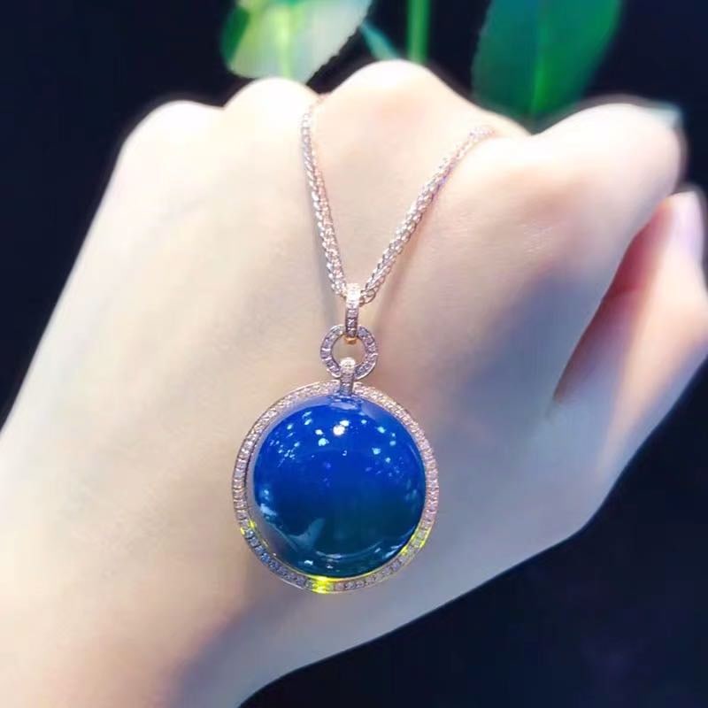 Dominican Blue Amber 925 Silver Pendant: Dominican Blue Amber 925 Silver Pendant ****** Metal: Dominican Amber / Color: Blue / Blue Amber Diameter 16mm