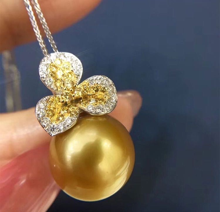 South Sea Golden Pearl 925 Silver Pendant: South Sea Golden Pearl 925 Silver Pendant ****** Metal: South Sea Pearl / Color: Golden / Pearl Diameter 14mm