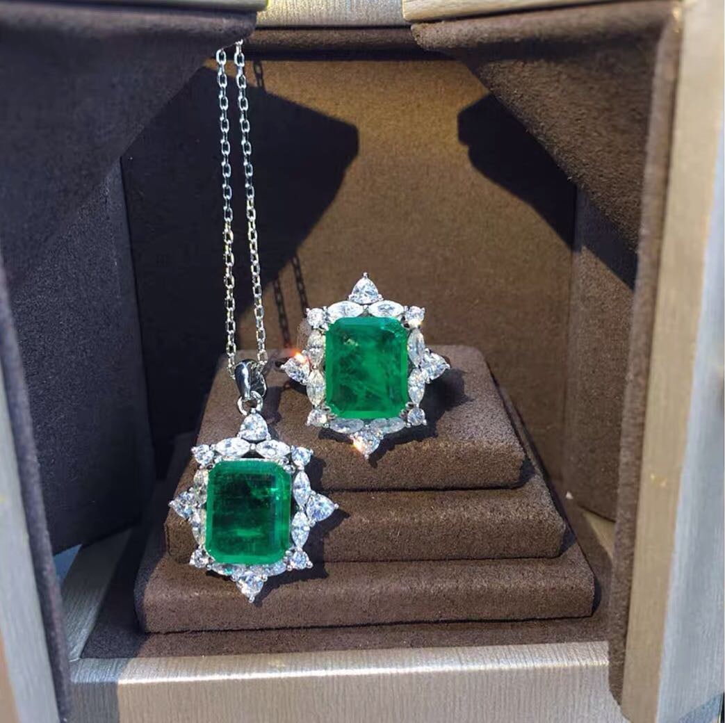 925 Silver Emerald Pendant And Ring Two-Piece Set: 925 Silver Emerald Pendant And Ring Two-Piece Set ****** Metal: 925 Silver / Main Stone: Emerald / Color: Green / Pendant Size: 20*30mm / Length : 45cm